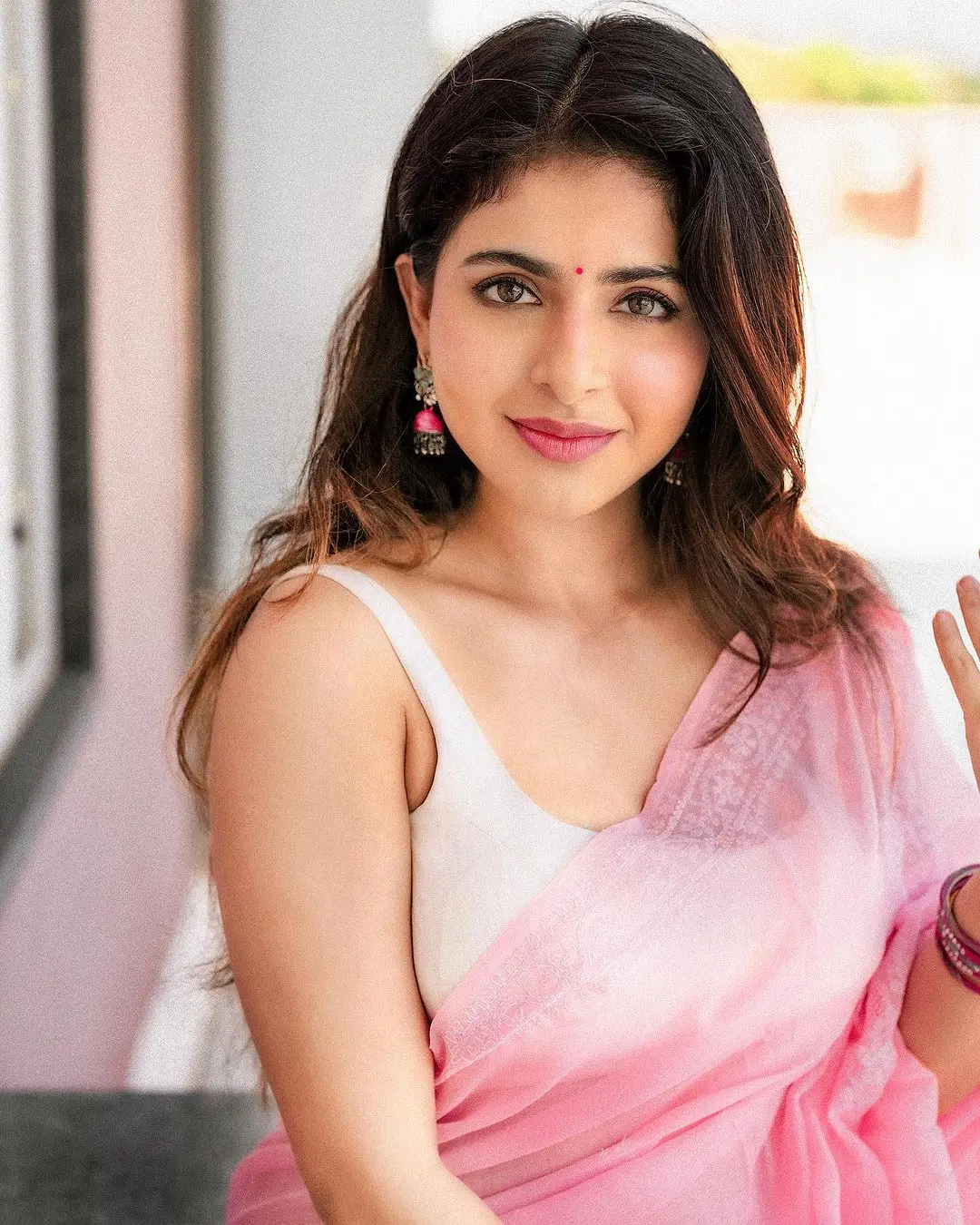 Indian Girl Iswarya Menon In Traditional Pink Saree Sleeveless White Blouse